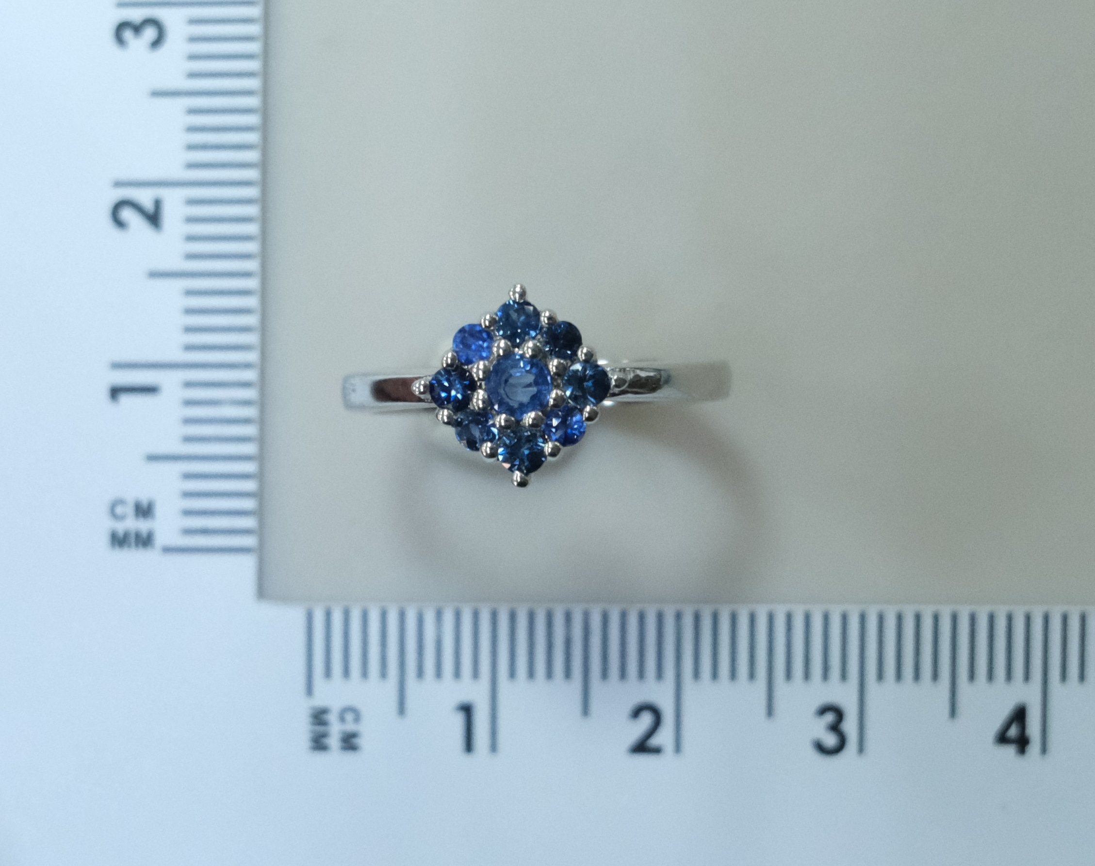 Серебряное кольцо с сапфирами